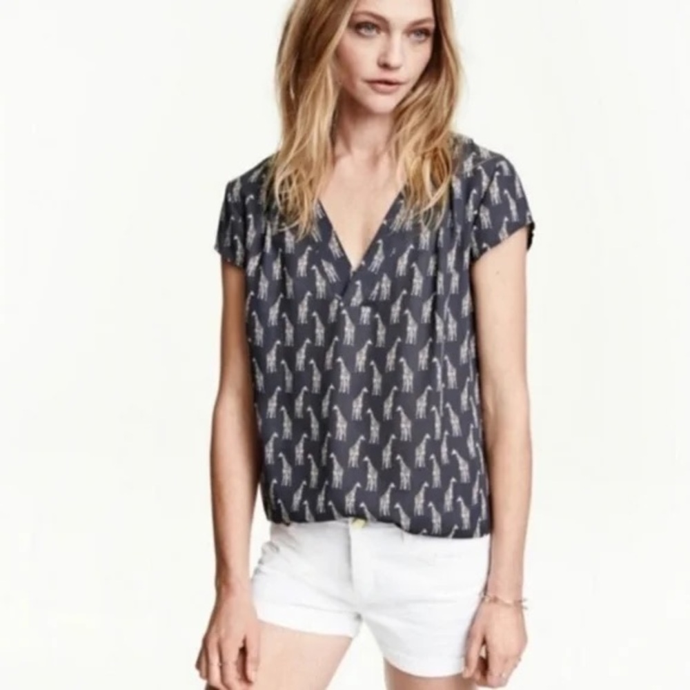 💕 H&M Conscious Giraffe Blouse 💕 SALE 3 for $30!